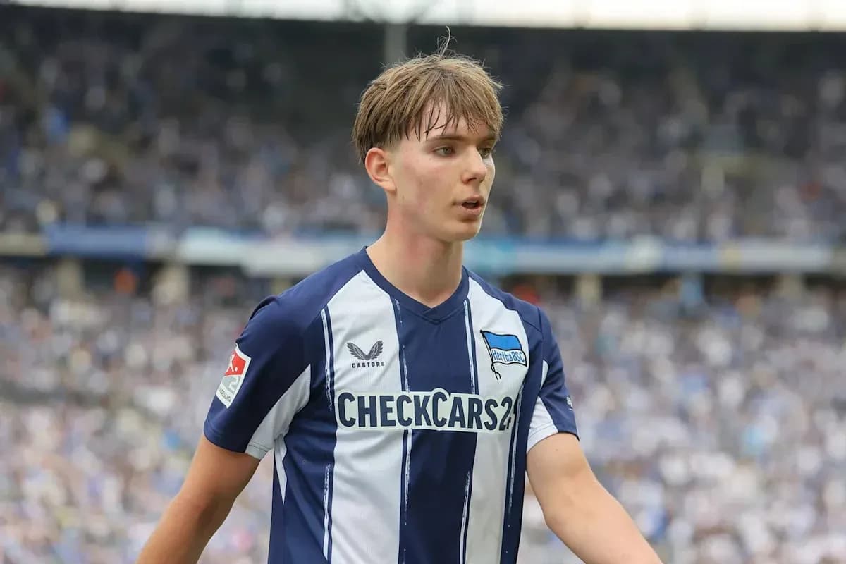 Player in Hertha BSC jersey during match
