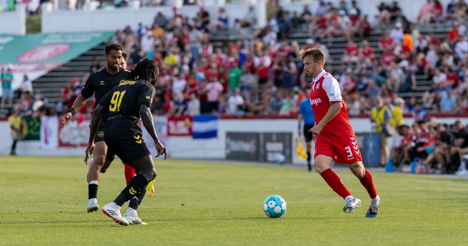 Charleston Battery player dribbling against FC Tulsa
