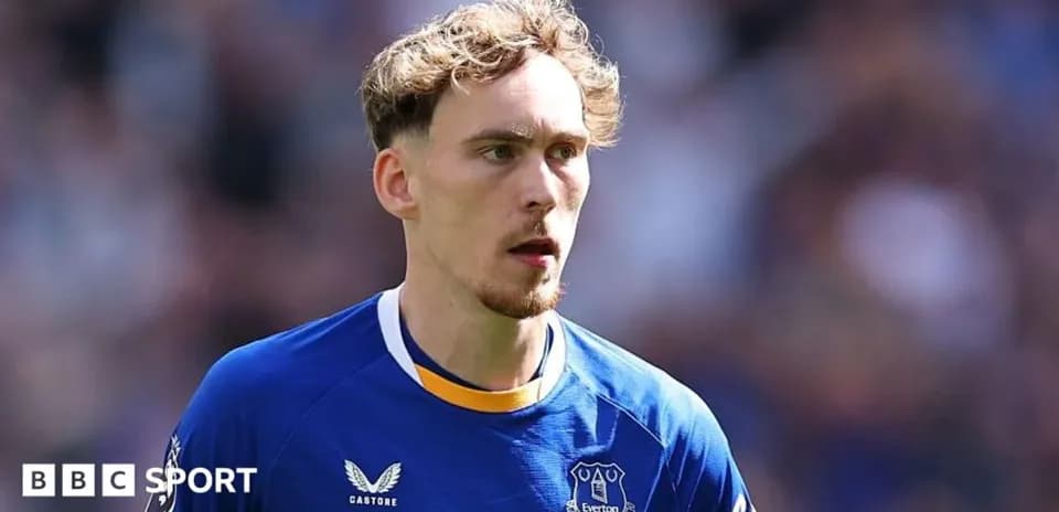 Player in Everton kit during a match
