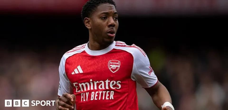 Player in Arsenal kit running on the pitch