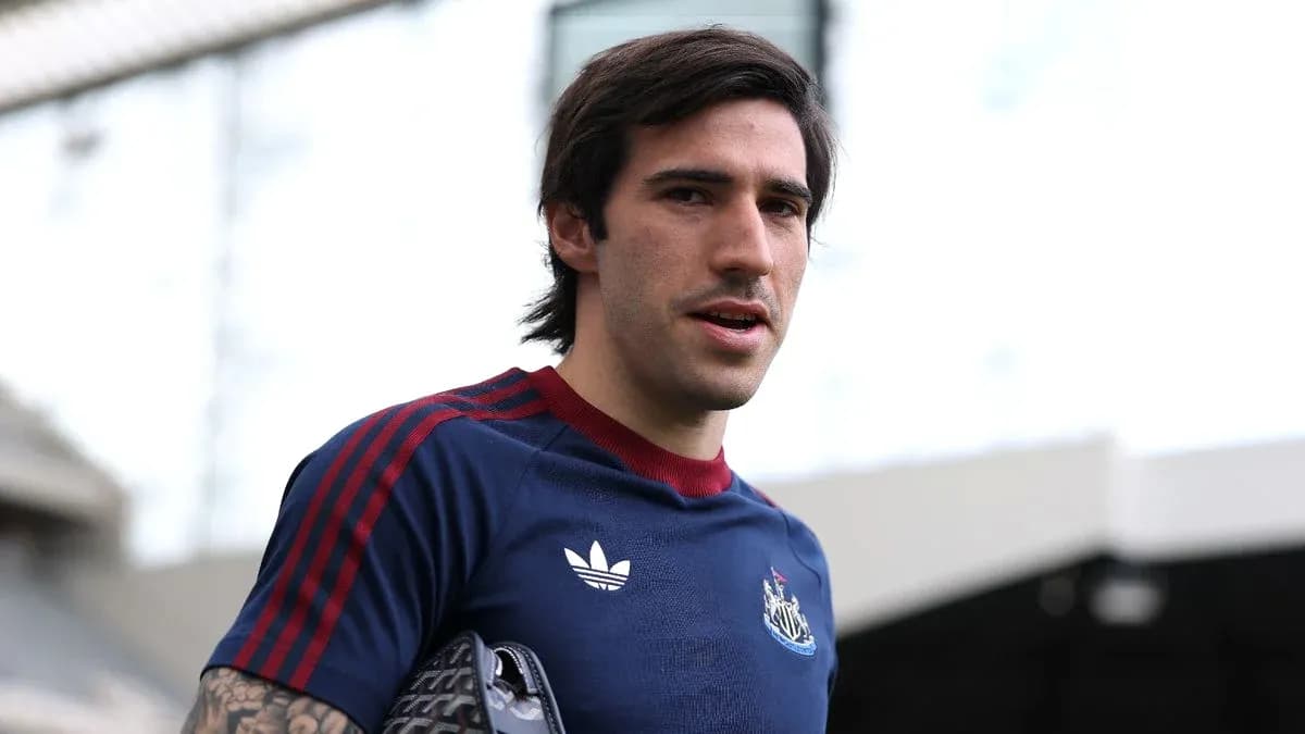Player wearing Newcastle United training kit at stadium