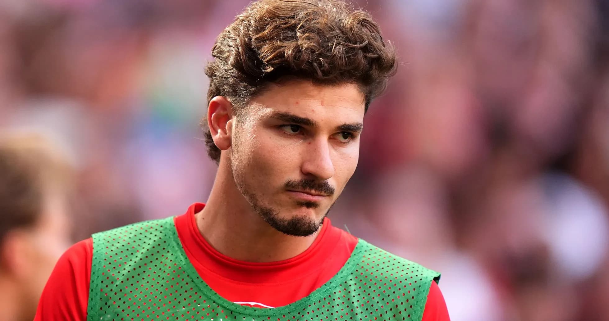 Player wearing training bib before the match