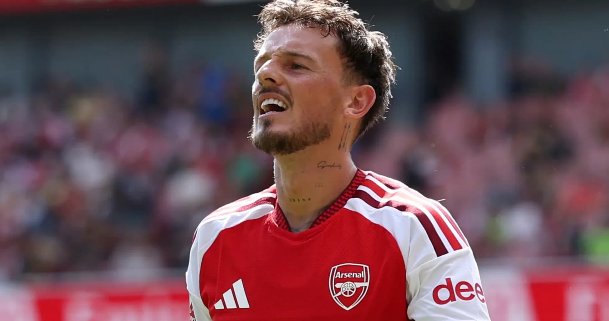 Player in Arsenal kit during match action