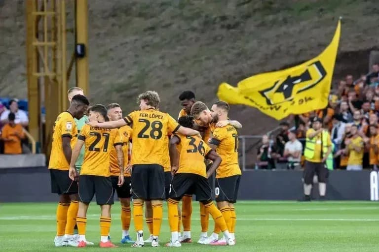 Wolverhampton players huddled before kickoff at stadium