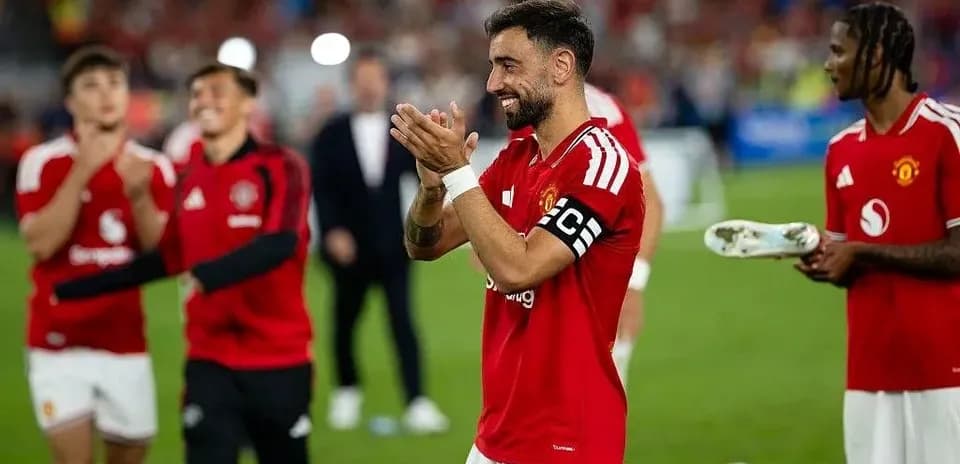Bruno Fernandes celebrating with teammates after match