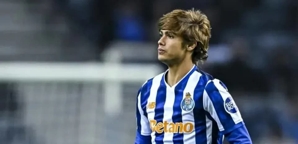 Player in FC Porto kit on the field