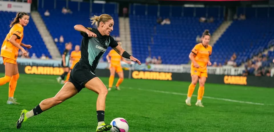 Player dribbling the ball during Gotham FC match