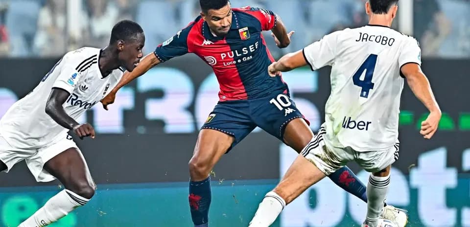 Genoa player dribbling against Como defenders