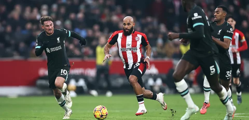 Liverpool players chasing Brentford forward with ball