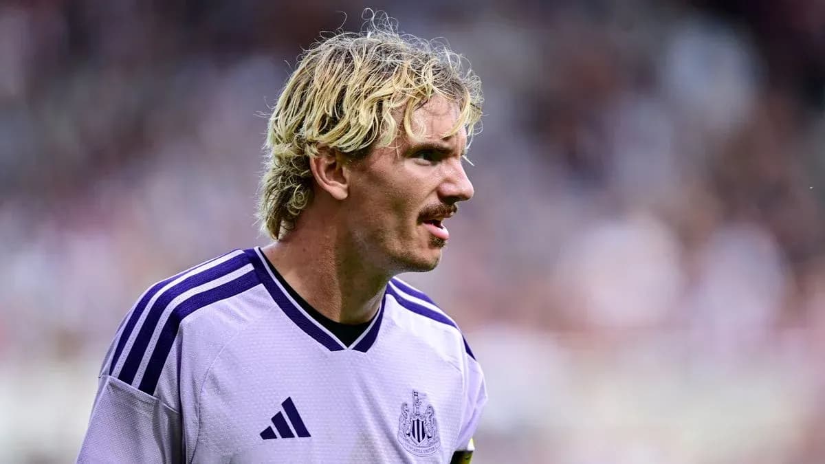 Player in Newcastle United jersey during match