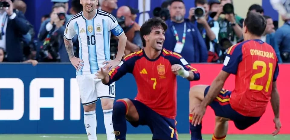 Messi watching Spain players on the ground