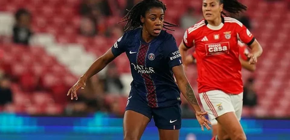 PSG player dribbling past Benfica defender during match