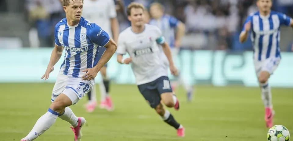 Lech Poznan player dribbling past Aarhus defenders