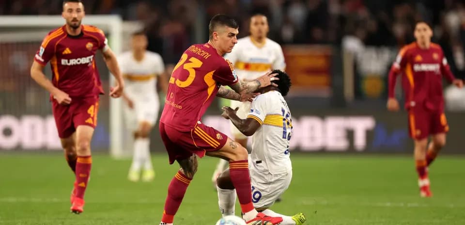 AS Roma player challenging Lecce opponent during match