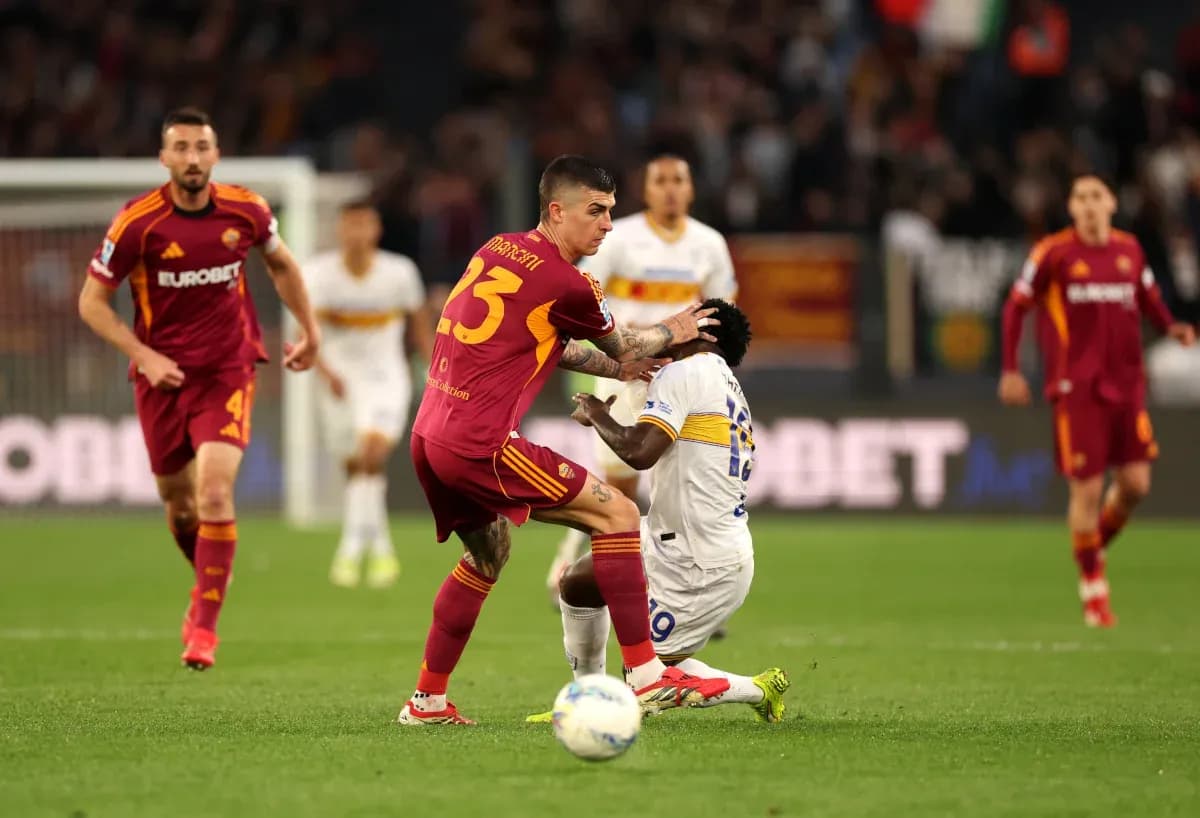 AS Roma player challenging Lecce opponent during match