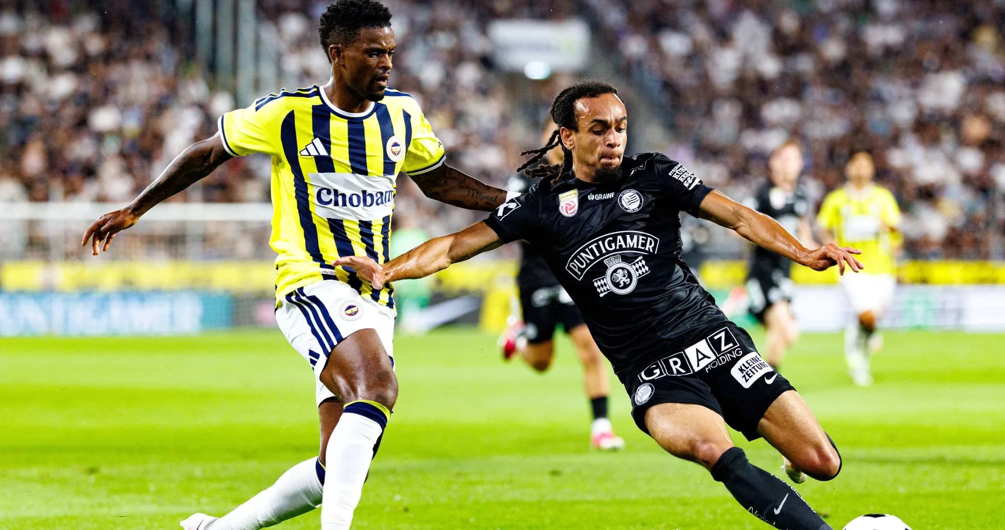 Sturm Graz player challenges Fenerbahçe opponent
