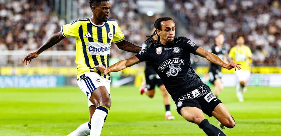 Sturm Graz player challenges Fenerbahçe opponent