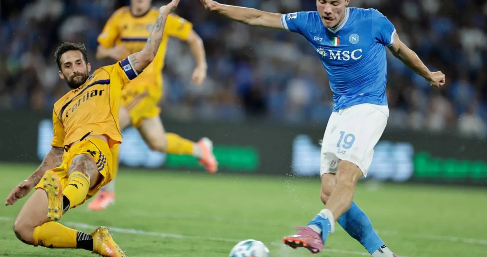 Napoli player dribbling past Pisa defender
