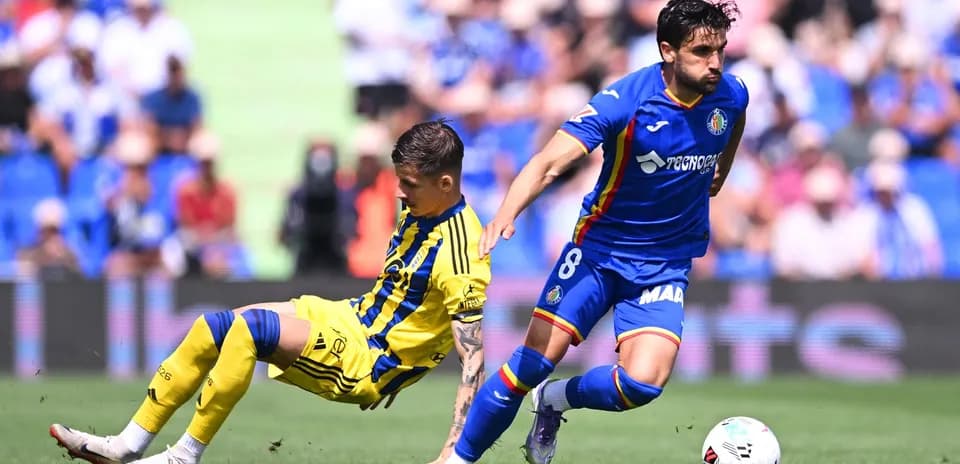 Oviedo player tackled by Getafe opponent