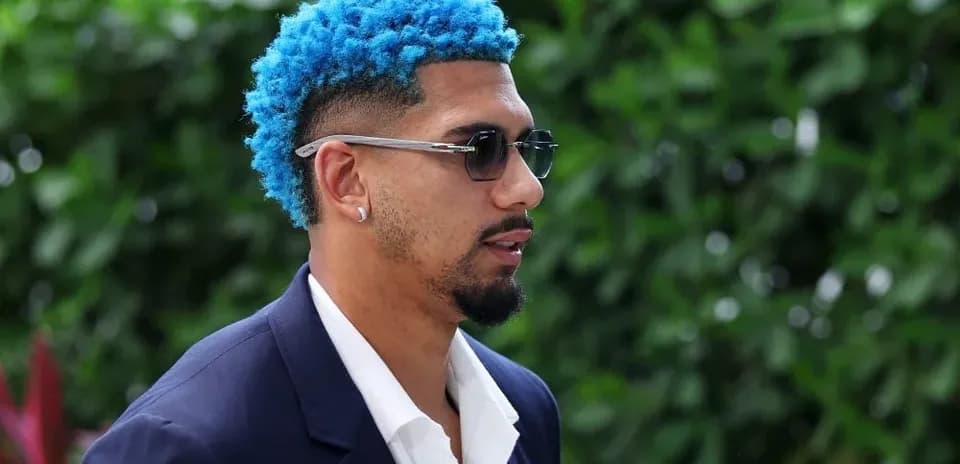 Person with blue hair and sunglasses outdoors