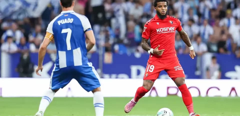 Osasuna player dribbling past Espanyol opponent
