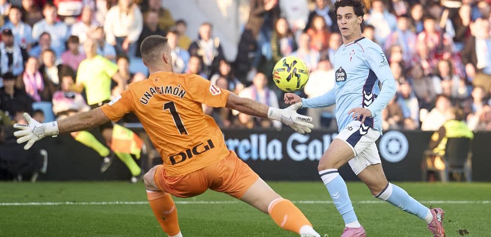 Celta Vigo goalkeeper blocks shot during match