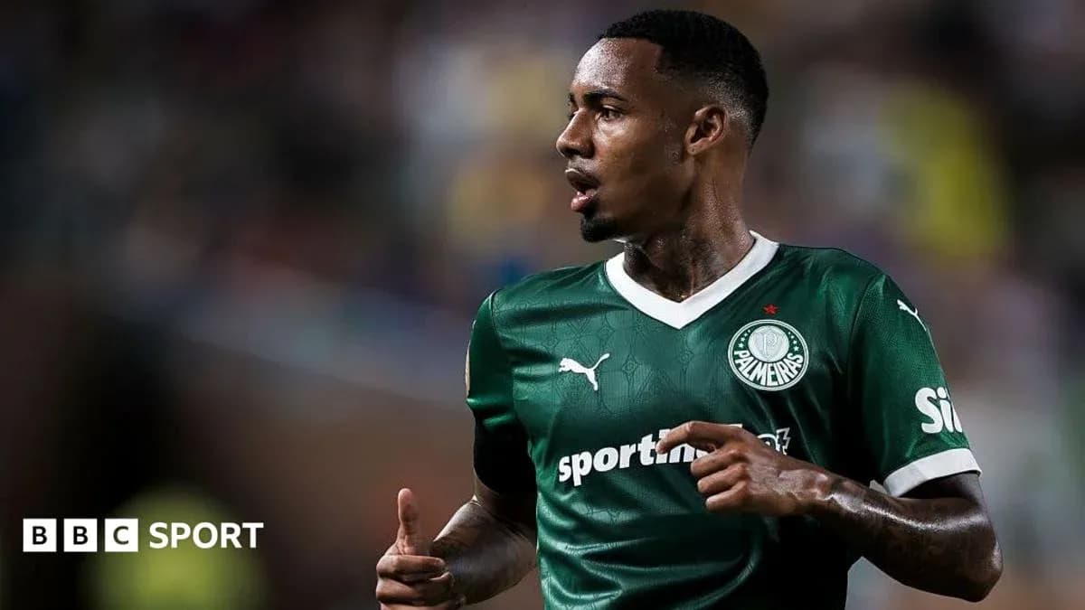 Player in Palmeiras jersey during match action