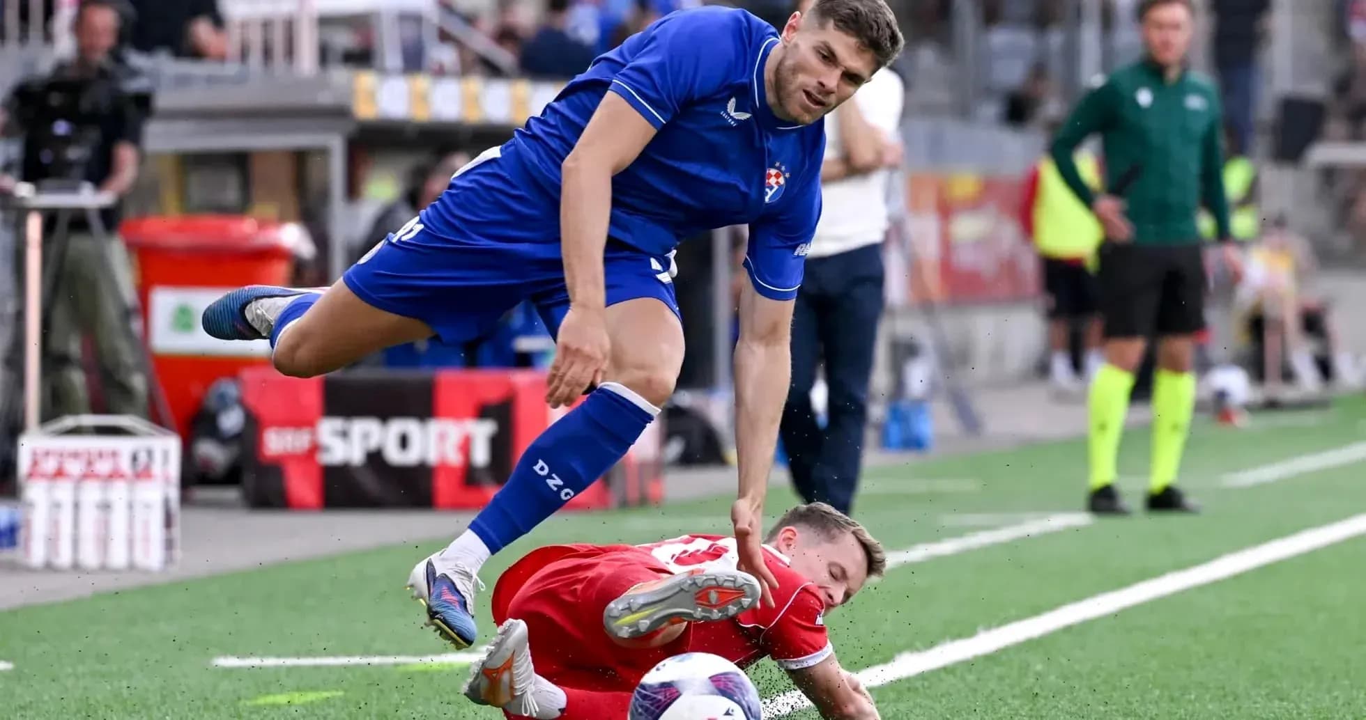 Dinamo Zagreb player tackling FC Thun opponent