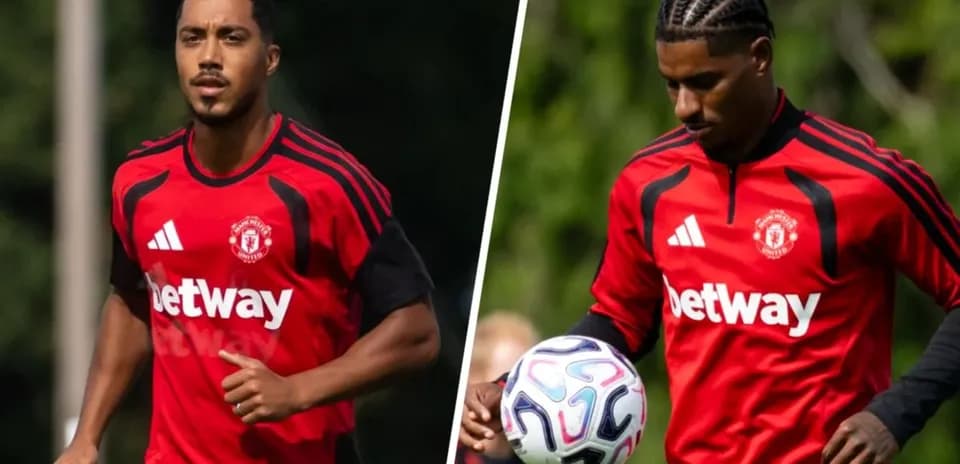 Two Manchester United players training in red jerseys
