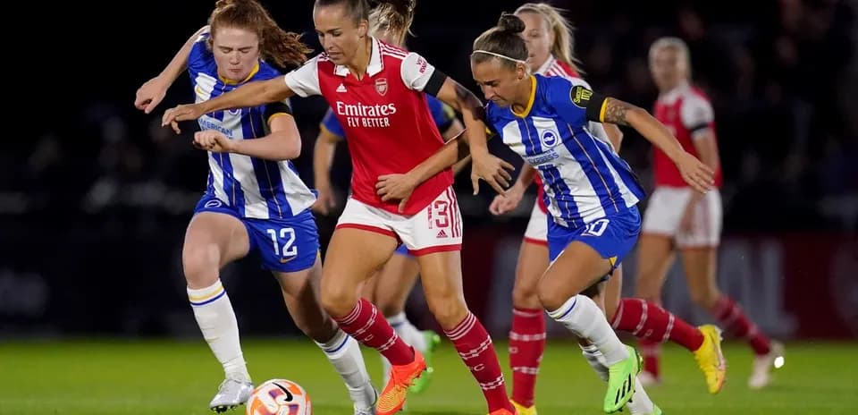 Brighton W and Arsenal W competing for the ball