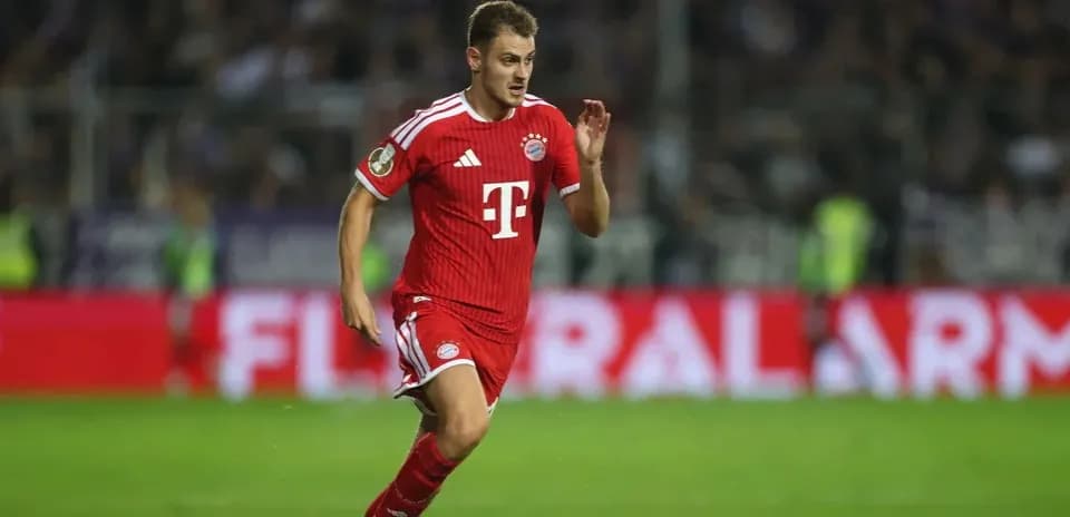 Bayern Munich player sprinting during a match