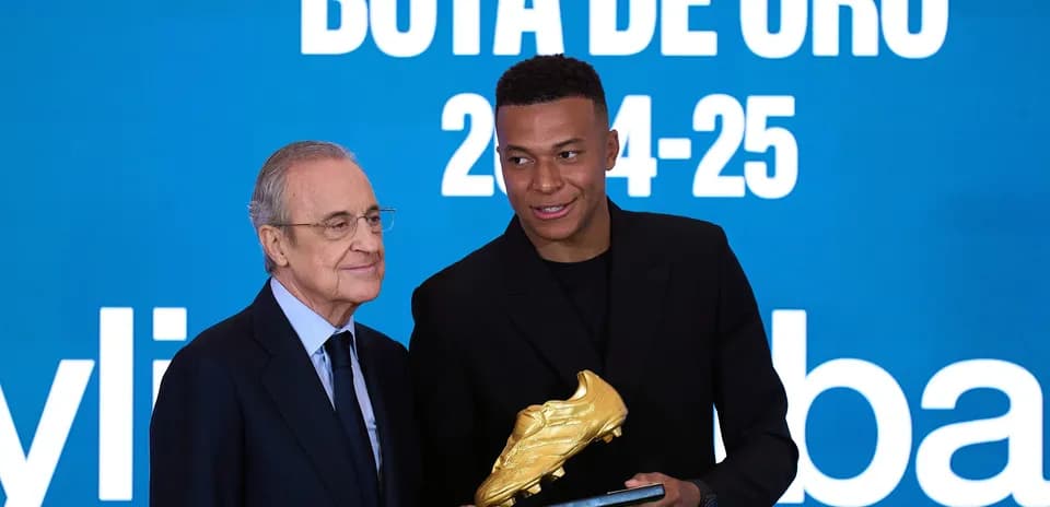 Mbappé receiving Golden Boot award with club president
