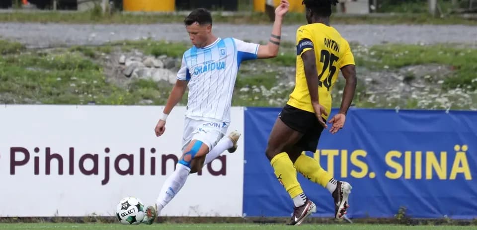 Universitatea Craiova player passing the ball