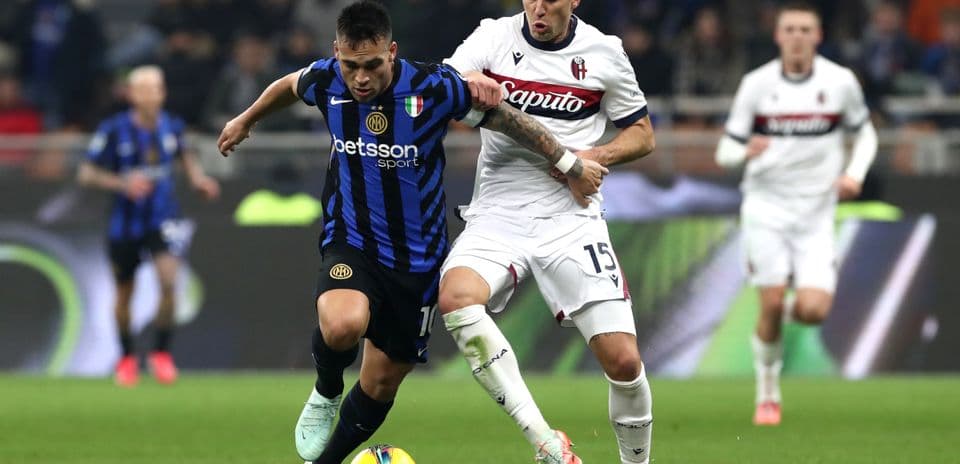 Bologna and Inter players competing for the ball