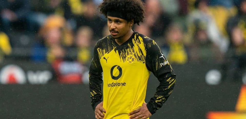 Player in Borussia Dortmund kit on the field
