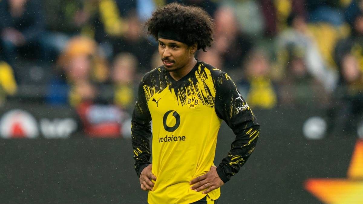 Player in Borussia Dortmund kit on the field