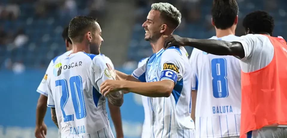 Universitatea Craiova players celebrating a goal