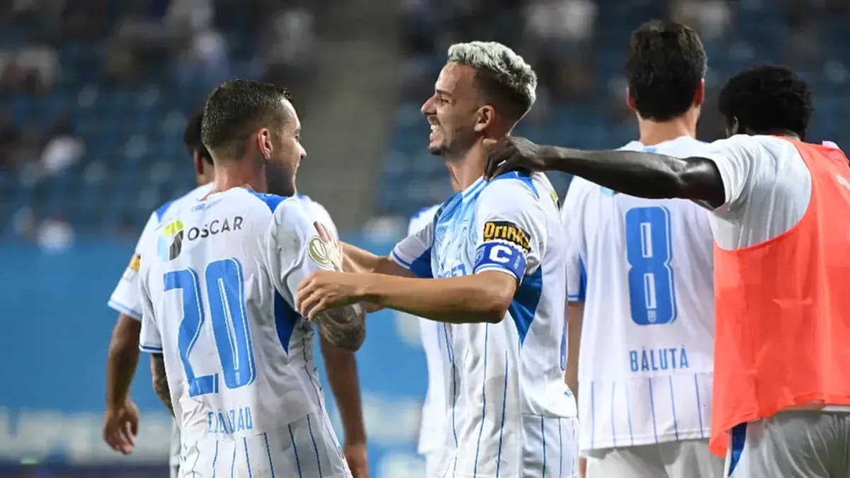 Universitatea Craiova players celebrating a goal