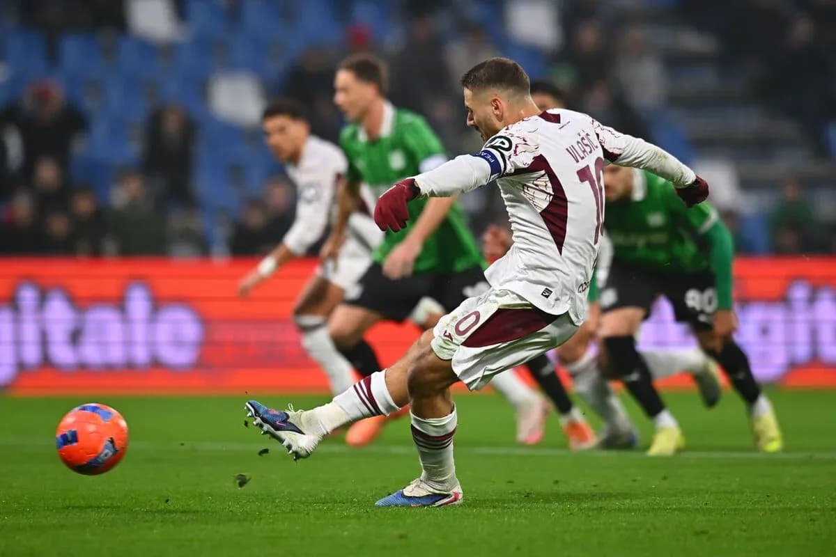 Player taking a penalty during Torino vs Sassuolo
