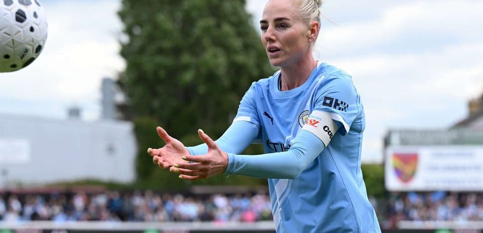 Manchester City W player receiving a pass