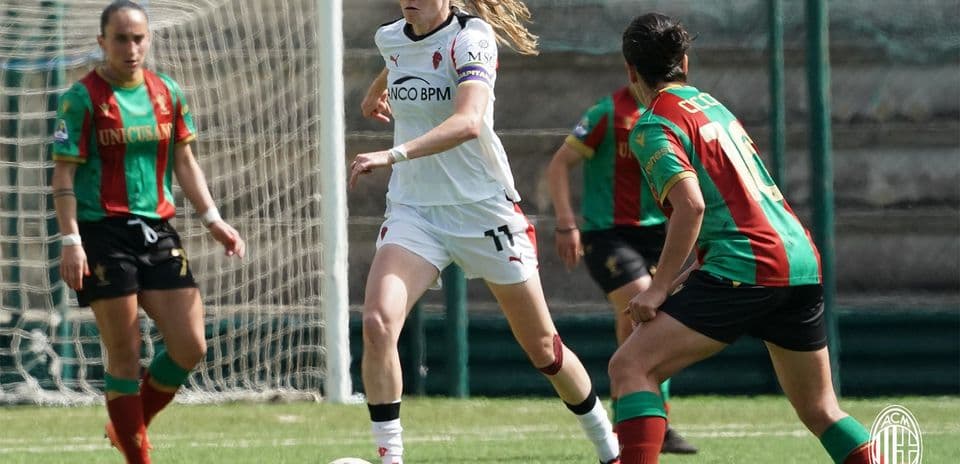 Ternana W player dribbling past AC Milan W defender