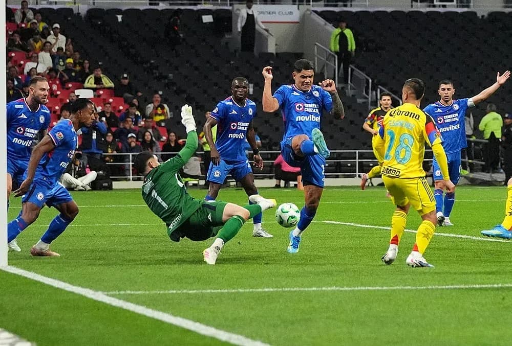Cruz Azul player kicking the ball during match