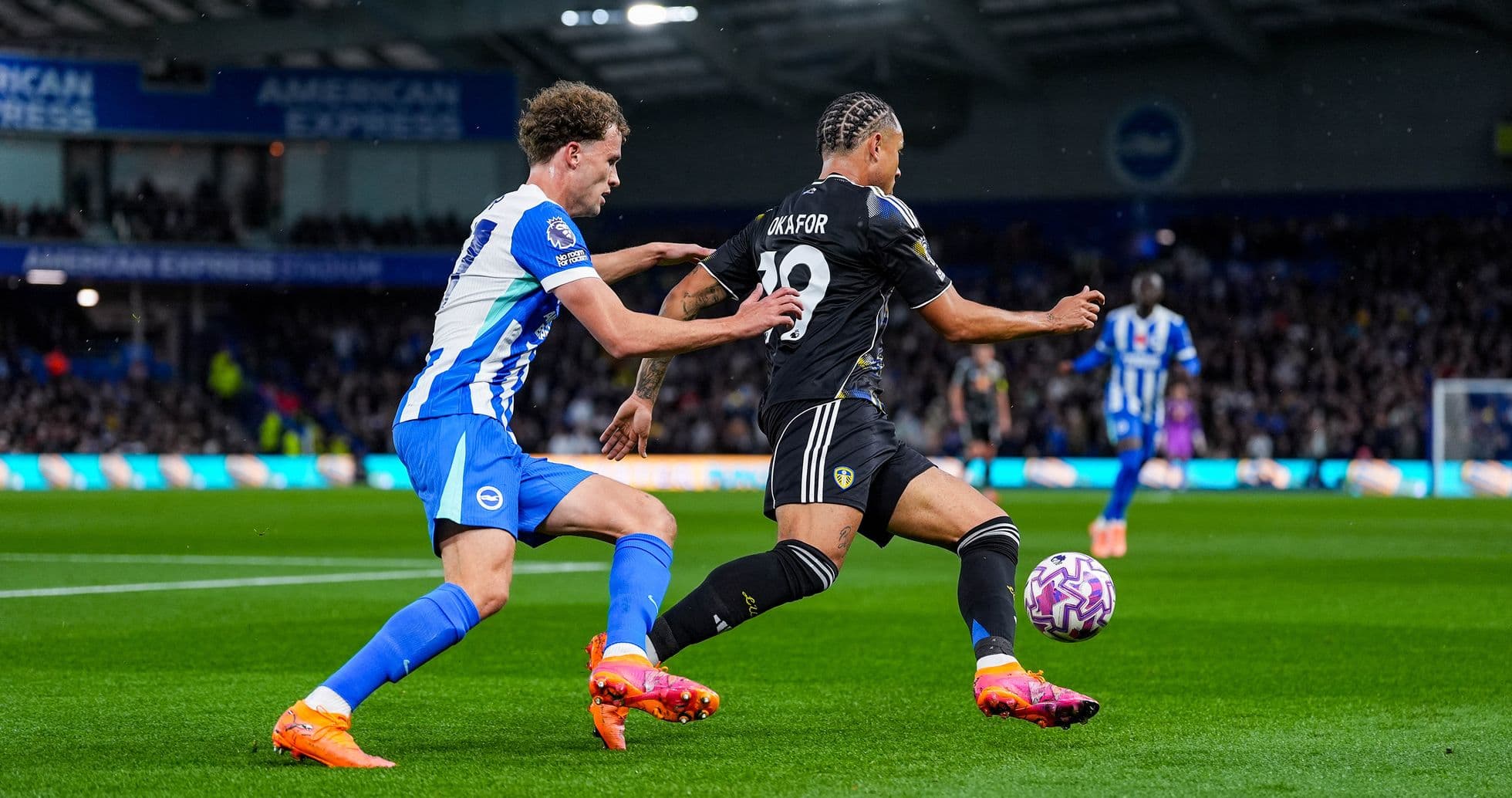 Leeds player attempting to evade Brighton tackle