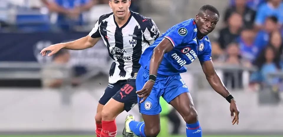Monterrey player challenges Cruz Azul opponent