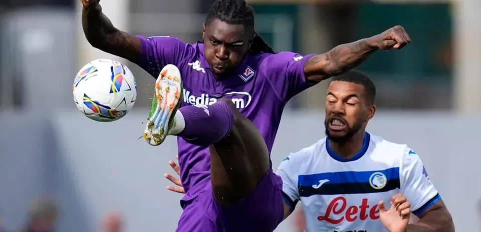 Fiorentina player kicking the ball against Atalanta