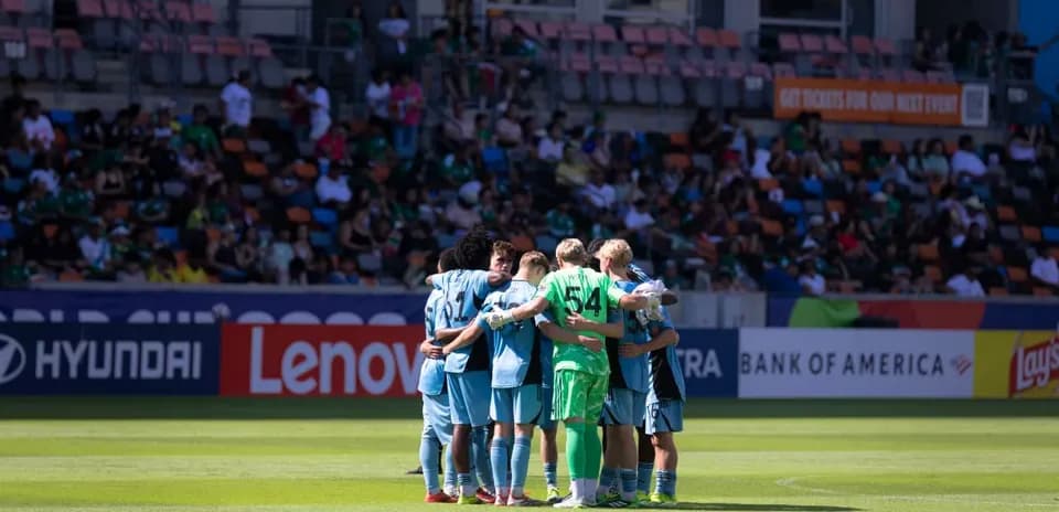 Players huddling before the match begins
