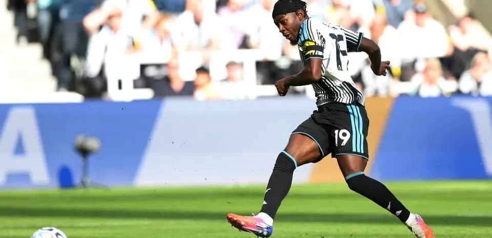 Player in Newcastle United kit kicking a football