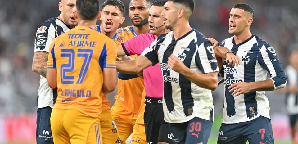 Players arguing during Monterrey vs Tigres match