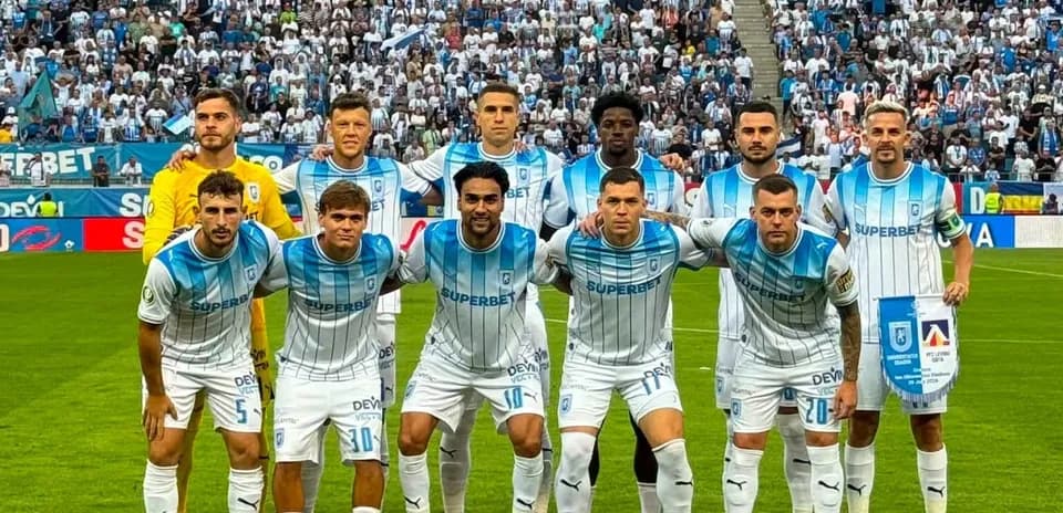 Universitatea Craiova team photo before match
