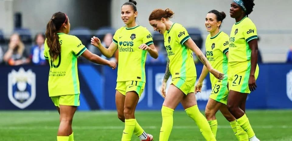 San Diego Wave players celebrating on the field